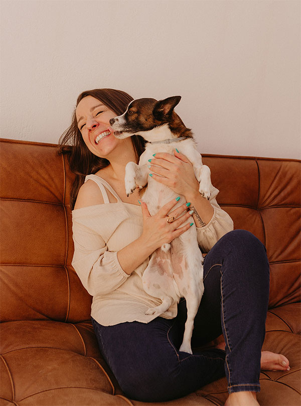 Consultora de marca personal Elena G. Antón con su perro Vicente