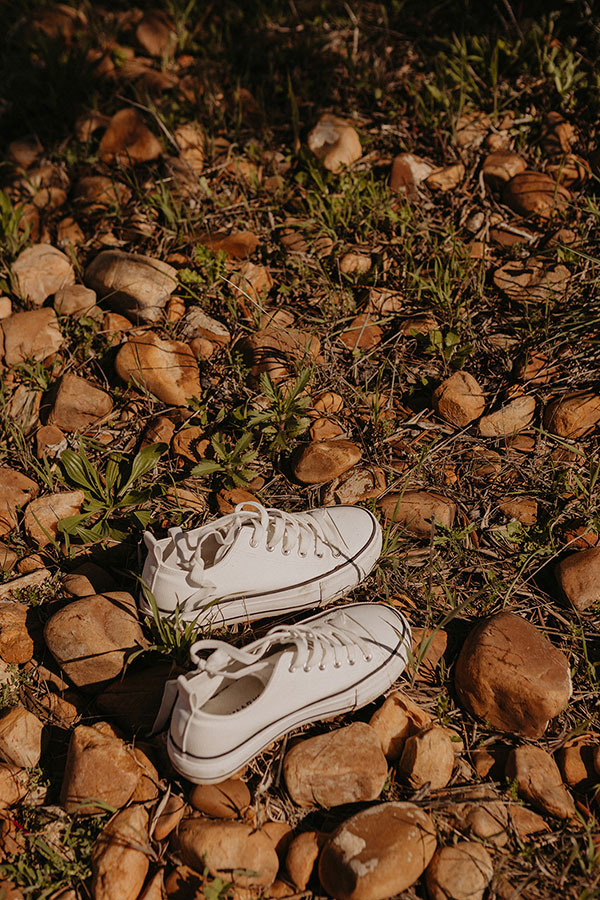 Zapatillas en campo otoñal